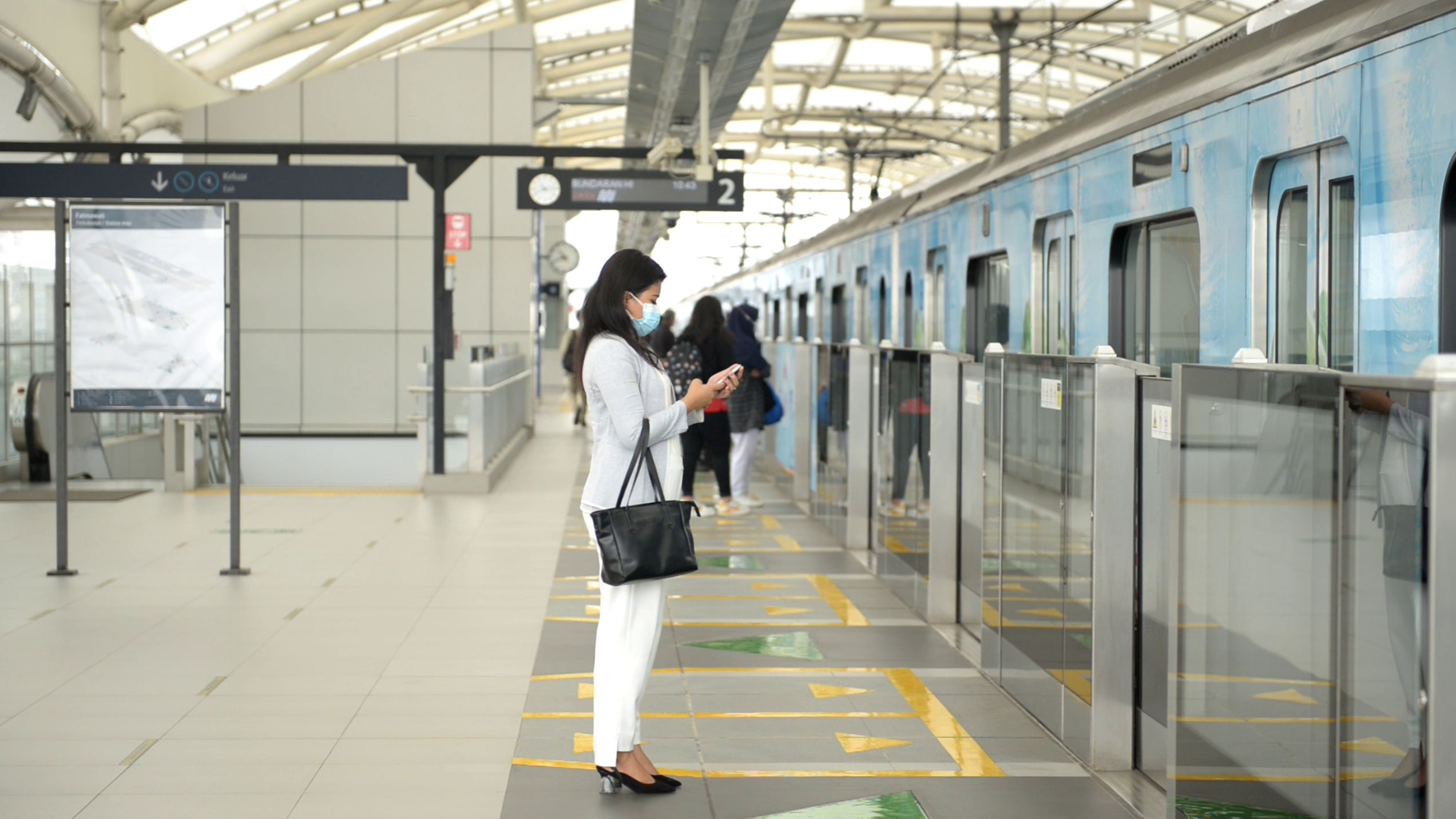 MRT Jakarta sudah lima tahun beroperasi. Baru mau mencoba? Ini cara beli tiket dan tarifnya.
